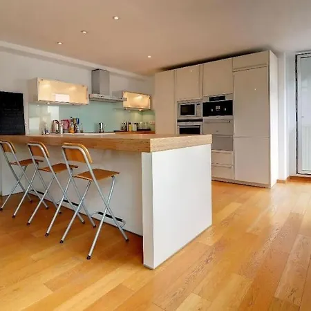Down Town Spacious Duplex With Private Parking & Game Apartment *